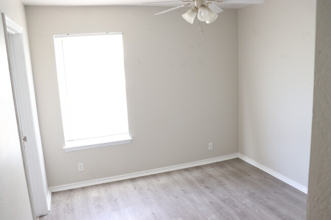 Building Photo - 1215 Eastgate Dr