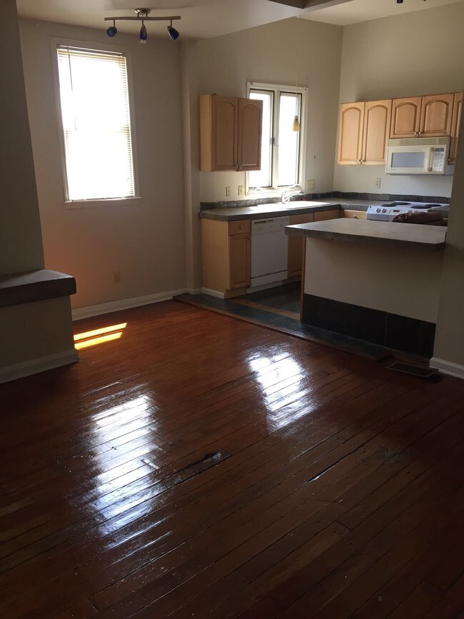 Primary Photo - 413 E 38th St