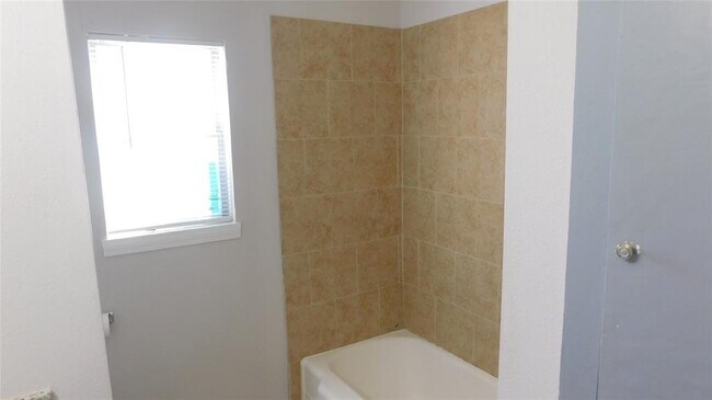 Building Photo - 2206 Silverbonnet St
