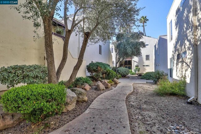 Building Photo - 2500 Laguna Cir