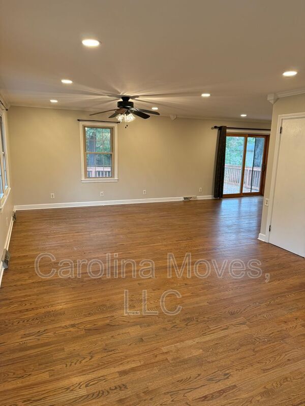 Building Photo - 708 W Lee Rd