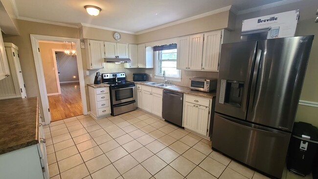 Building Photo - Kennedy Drive Retreat - 4 bedrm with bonus...