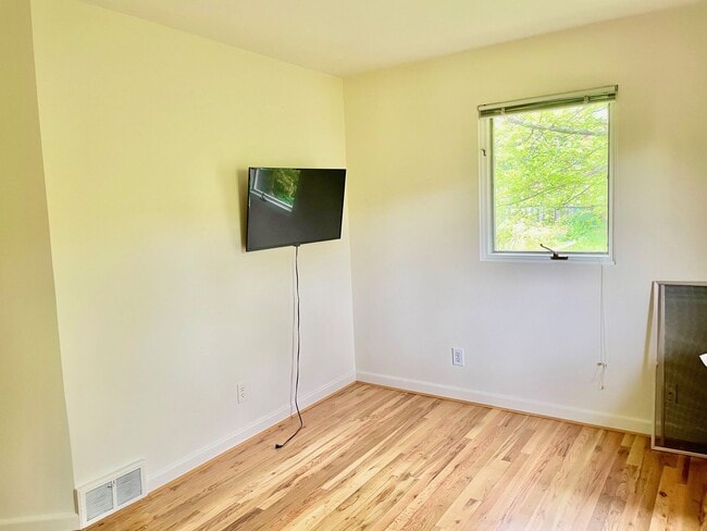 Building Photo - Charming  home on quiet street, great loca...