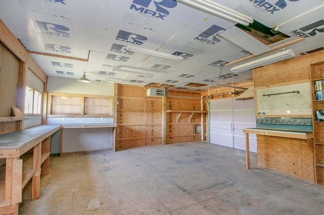 Building Photo - 2877 Old Clarksville