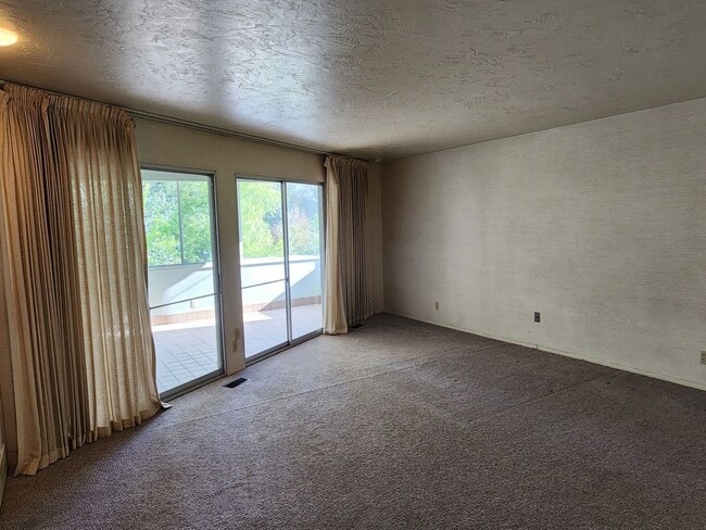 Building Photo - Beautiful 5 Bd 3.5 Ba Home in Holladay