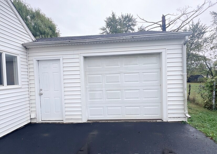 Garage attached - 18 Luella Rd