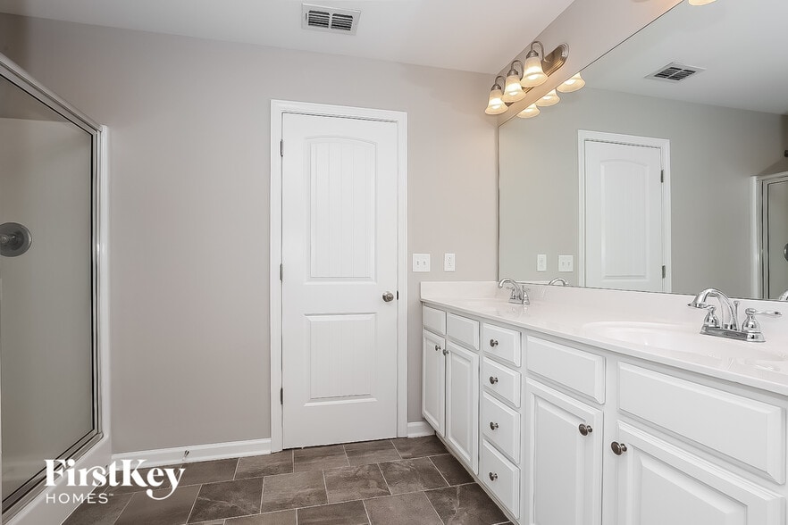 Building Photo - 3241 Mapleside Ln