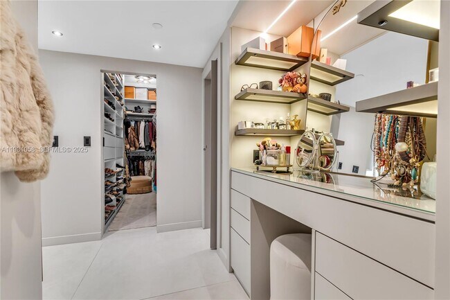 Building Photo - 20281 E Country Club Dr