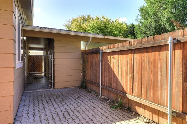 Building Photo - Beautifully Renovated 2 Bed, 1 Bath Townhouse – Available July 1st!