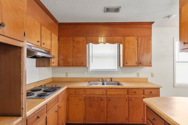 Building Photo - 2BR/1BA Duplex in Coker – Available Now