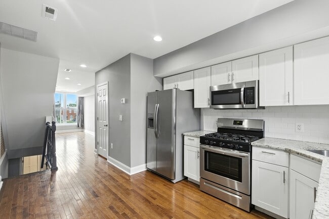 Building Photo - 2220 Henneman Ave