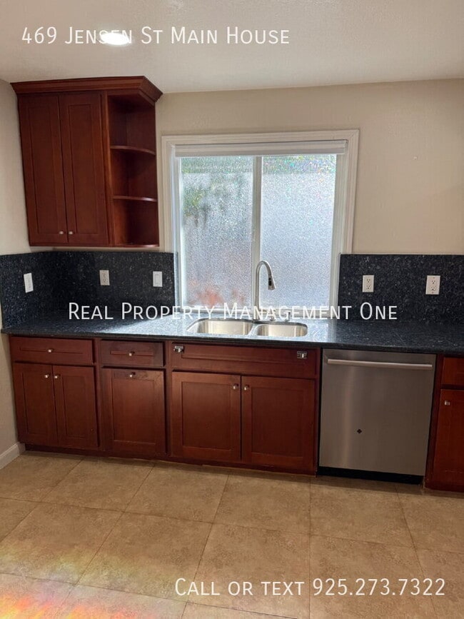 Building Photo - 469 Jensen St