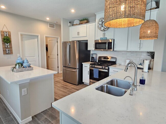 Building Photo - Annual Furnished or Seasonal Short-Term 4 Bedroom 2.5 Bathroom Home in Palmero!