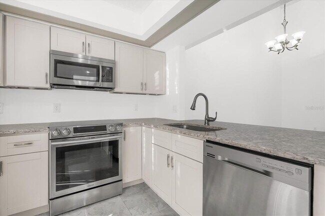 Building Photo - 14852 Laguna Beach Cir