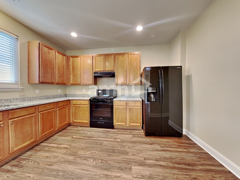 Building Photo - 8811 Shadowglen Dr