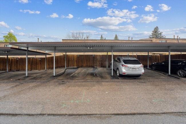 Building Photo - Adorable and Spacious Golden Townhome