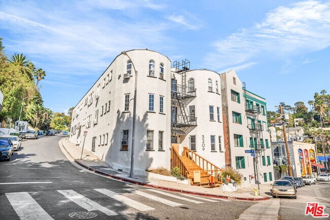 Building Photo - 3209 Descanso Dr