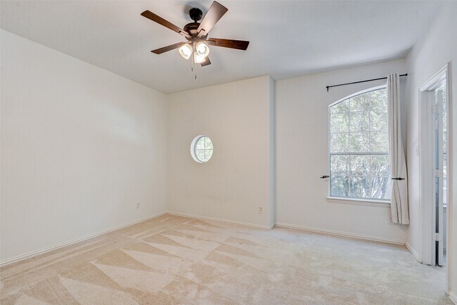 Building Photo - 203 Hazelcrest Dr