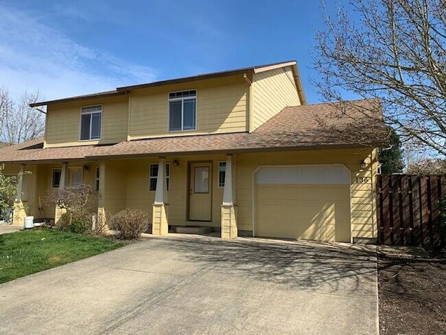 Building Photo - "Charming 3-Bedroom McMinnville Home with Cozy Fireplace and Spacious Living!"
