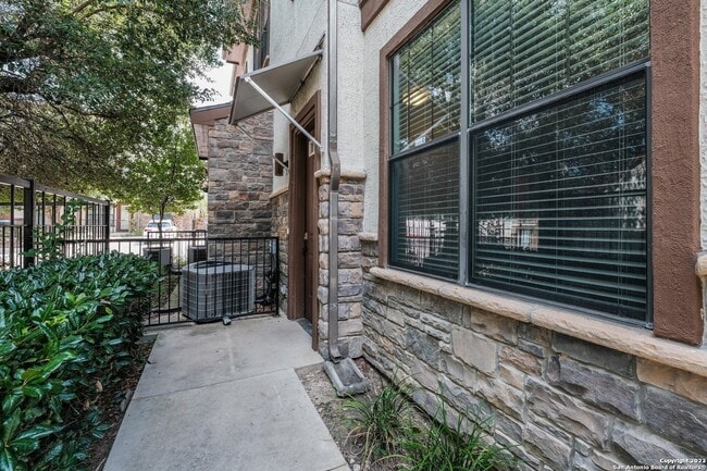 Building Photo - 7342 Oak Manor Dr
