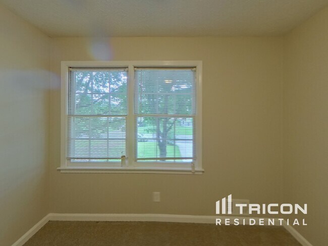 Building Photo - 2561 Falcon Ridge Dr SW