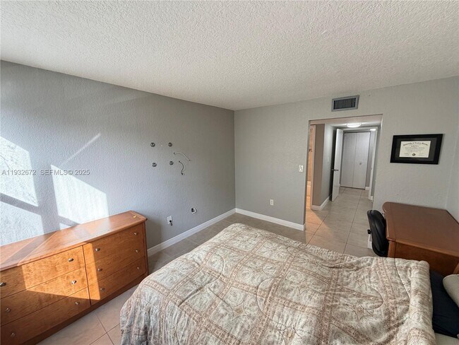 Building Photo - 9491 Evergreen Pl