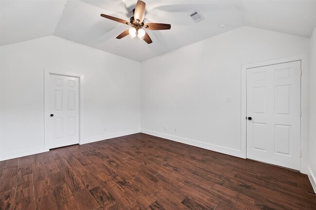 Building Photo - 2018 Village Ct Ln