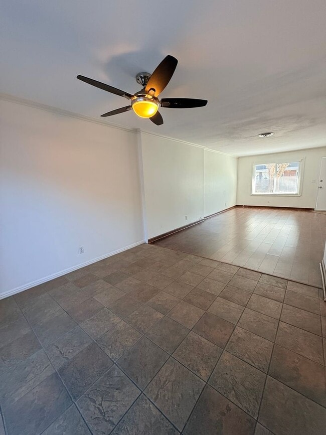 Building Photo - Spacious 3 bedroom 2 bath townhome with 2 ...