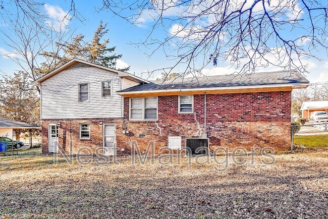 Building Photo - 1089 Essex Pl