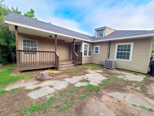 Building Photo - Large Military Park Home