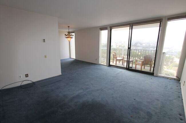 Building Photo - AZARI PM - Top Floor 2 BR/2 BA Condo, Pano...