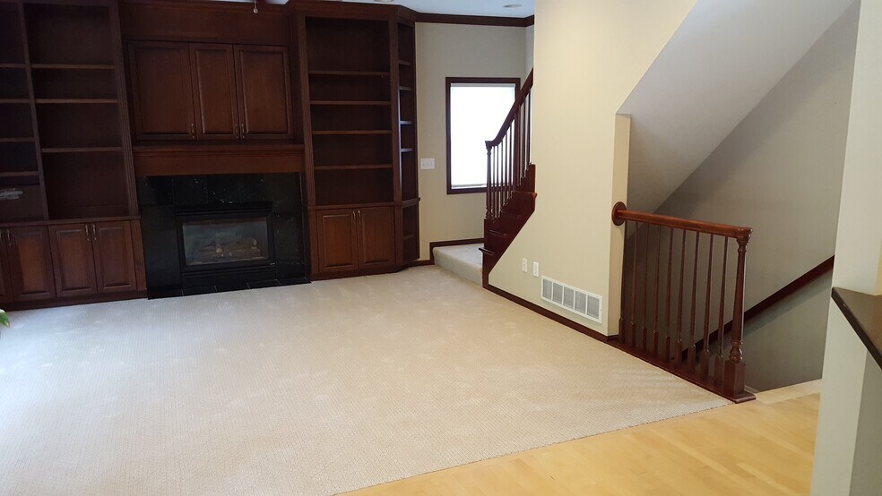 Living room - 2007 Glendale Hills Dr NE