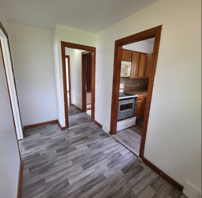 Building Photo - Single Family Home 3 beds 1 bath Available...
