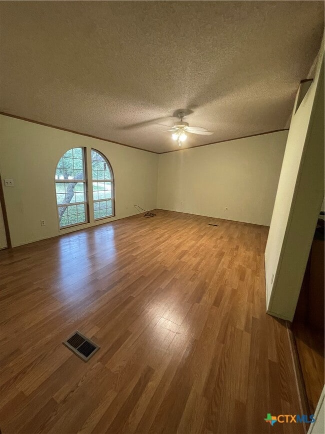 Building Photo - 136 Sonnyland Dr