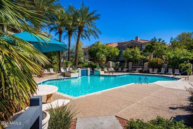 Building Photo - Stunning and spacious Portofino condo at Lakewood.