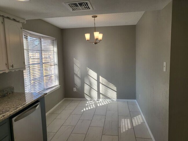 Building Photo - 6708 Robindale Rd