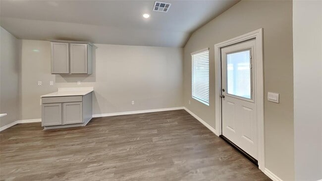 Building Photo - 2733 Dennis Dr