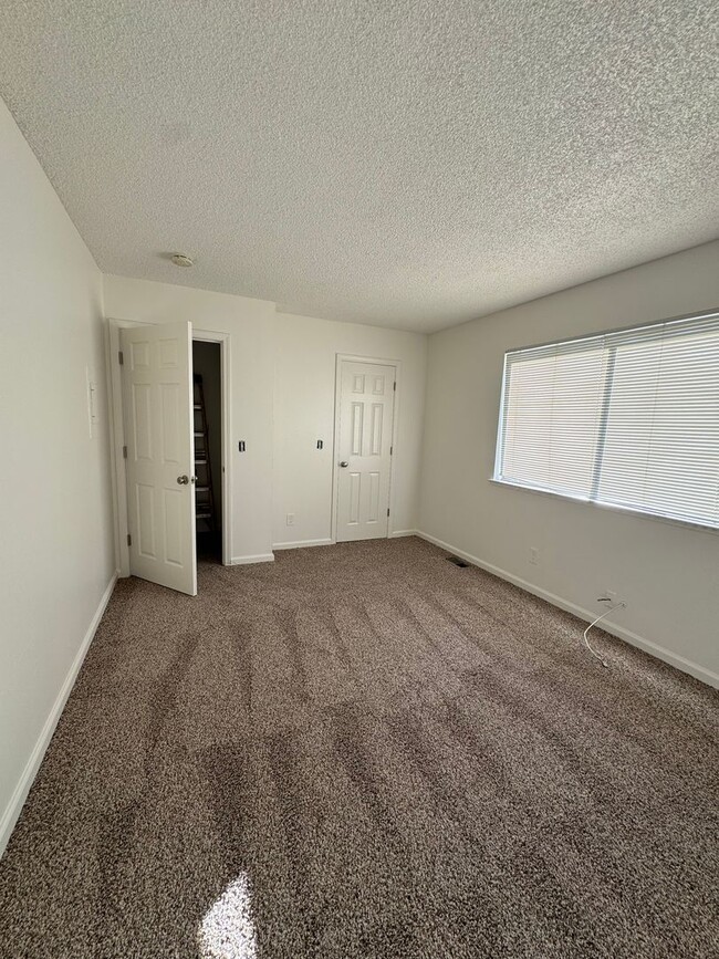 Building Photo - 2 Bedroom condo in Auburn! Walk to everyth...