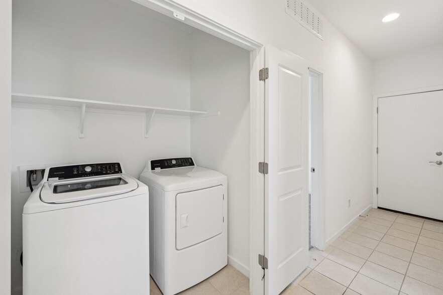 Building Photo - 4325 W Allen St