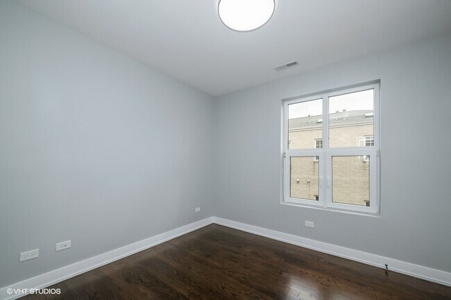 Building Photo - 4014 S Ellis Ave