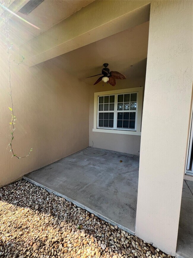 Building Photo - 3318 Lakeside Dr