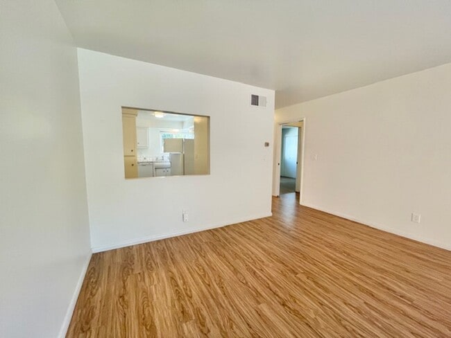 Building Photo - Bright single level 2 bed 1 bath Duplex