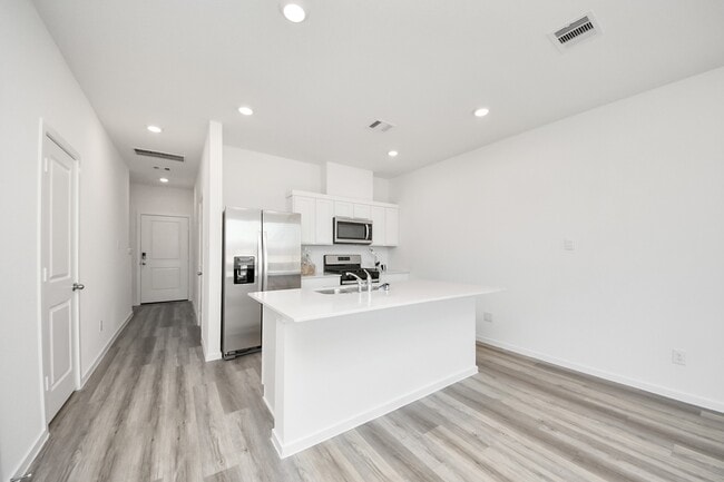 Building Photo - 6770 Bertner Ave