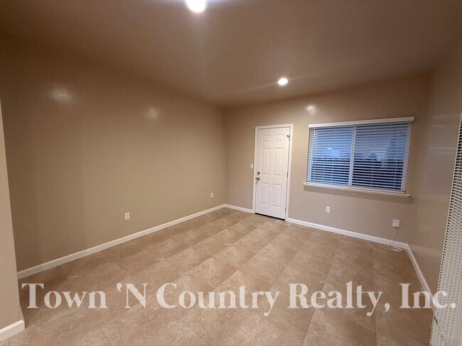 Building Photo - 613 Archer St