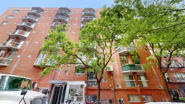 Building Photo - 184 Thompson St