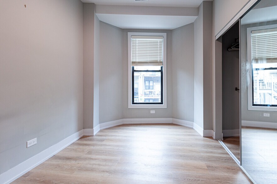 Building Photo - 441 W Belden Ave