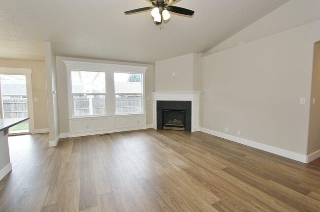 Building Photo - Immaculate Single-Level Home