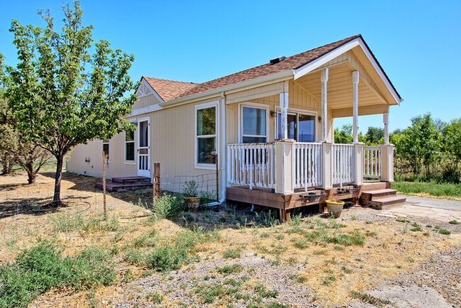 Building Photo - Tiny 2 bedroom Home with Mountain Views!