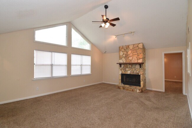 Building Photo - 3 bed/2 bath in Lakeside School District, with rear deck!