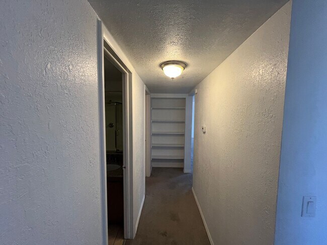 Building Photo - Bright 2 Bed 2 Bath Condo in great location!